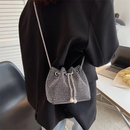 Bolsa de Strass/ Brilho com alça de Corrente Transversal MARISA